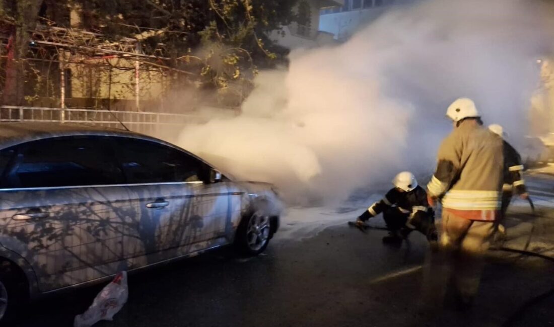 Hatay’ın Belen ilçesine bağlı Fatih Mahallesi’nde park halindeyken motor kısmı