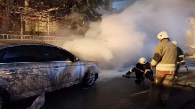 Hatay’ın Belen ilçesine bağlı Fatih Mahallesi’nde park halindeyken motor kısmı
