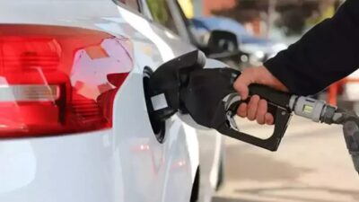 Küresel petrol piyasalarında yaşanan düşüş, akaryakıt fiyatlarına indirim olarak yansıdı.