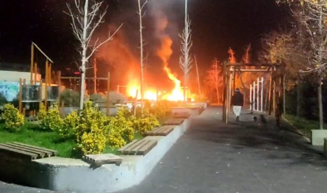 Beylikdüzü’nde, Marmara Mahallesi’nde bulunan çocuk parkında kimliği belirsiz bir şahıs