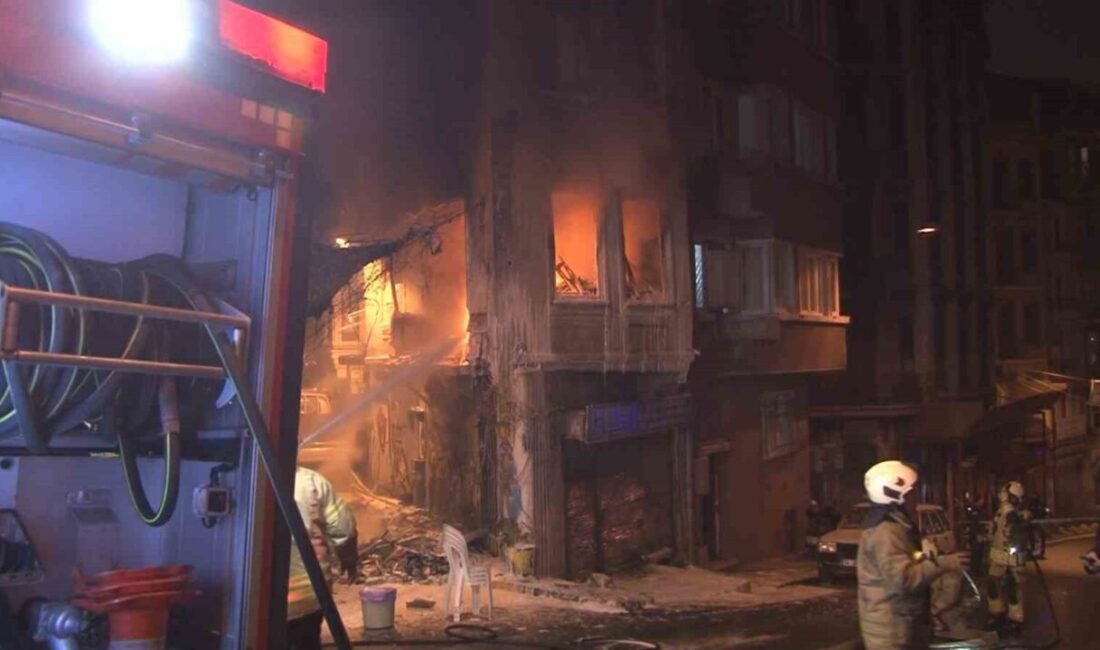 Beyoğlu’nda, 4 katlı bir binanın birinci katında yangın çıktı ve