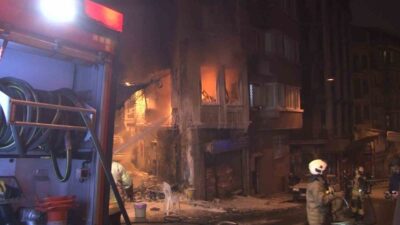 Beyoğlu’nda, 4 katlı bir binanın birinci katında yangın çıktı ve