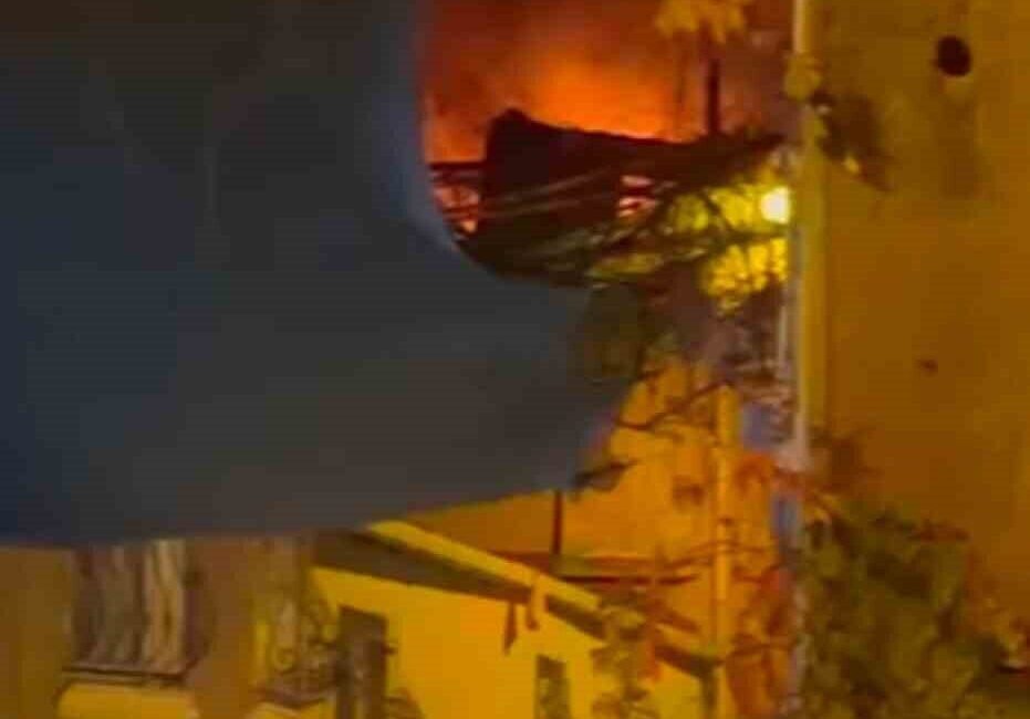 Bir yangın, Beyoğlu’nda bulunan üç katlı bir binanın teras katında