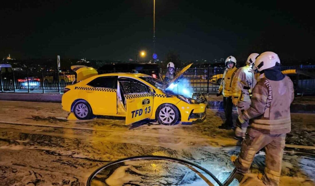 Beyoğlu’nda seyir halindeki ticari taksinin motorunda çıkan yangın sonucunda şoförle