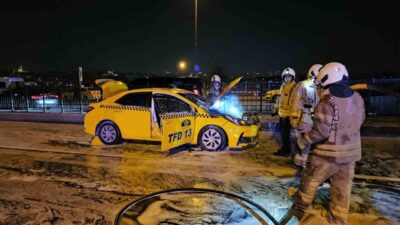 Beyoğlu’nda seyir halindeki ticari taksinin motorunda çıkan yangın sonucunda şoförle