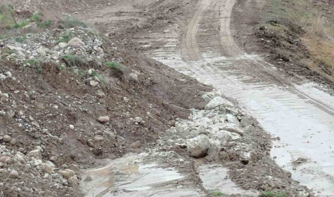 Beypazarı’nda meydana gelen heyelan sonucunda Beypazarı-Adaören mahalle yolu trafiğe kapatıldı.