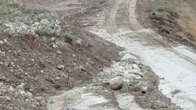 Beypazarı’nda meydana gelen heyelan sonucunda Beypazarı-Adaören mahalle yolu trafiğe kapatıldı.
