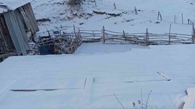 Ankara’nın Beypazarı ilçesinin dağlık bölgelerinde kar yağışı görüldü. Gece saatlerinde