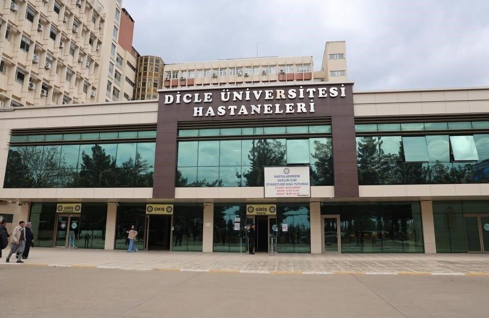 Dicle Üniversitesi Tıp Fakültesi Hastanesi’nde çalışırken hastalardan bıçak parası aldığı