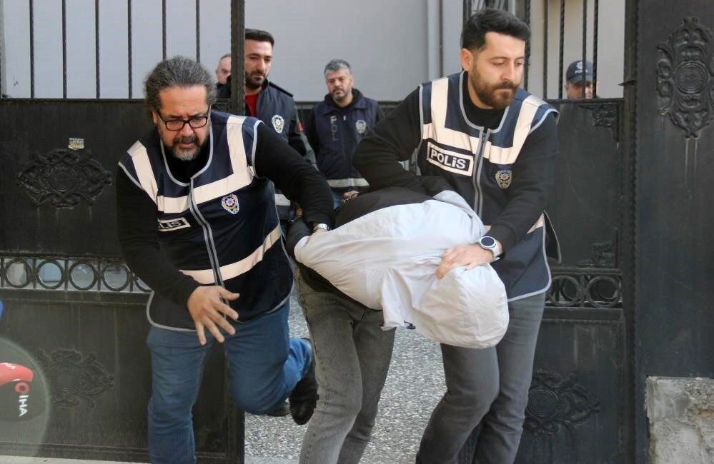 İzmir’de yaşanan olayda boşanma sürecindeki eşini görüntülü arayarak 3 yaşındaki
