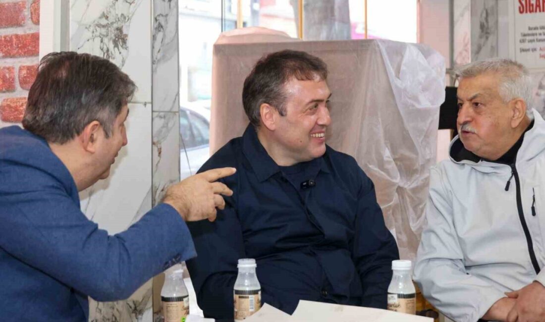 Bilecik Valisi Faik Oktay Sözer, bir esnafın komik anısını dinlerken