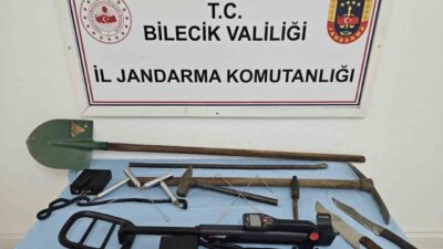 Bilecik’te, izinsiz kazı yapan 5 kişi, jandarma ekipleri tarafından yakalanarak