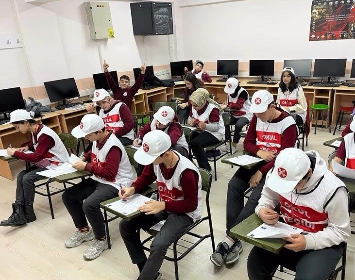 Bozüyük ilçesinde bulunan bir ortaokulda, 12 yaş ve üzeri öğrencilere