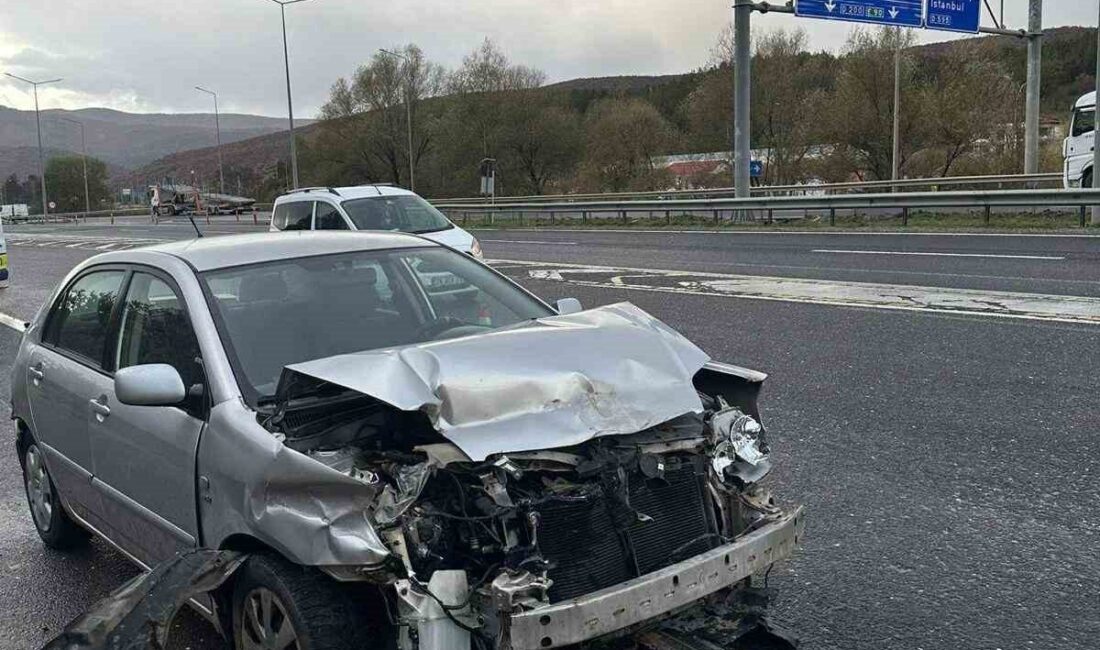 Bilecik’te meydana gelen trafik kazasında, seyir halindeki bir araç beton