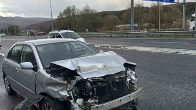 Bilecik’te meydana gelen trafik kazasında, seyir halindeki bir araç beton