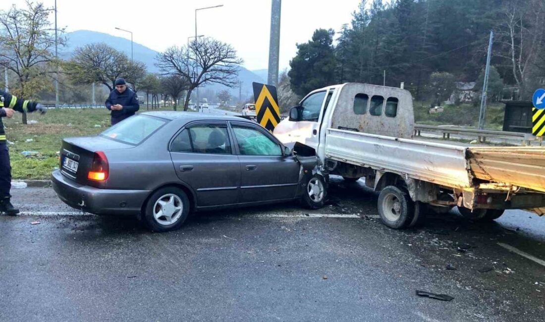 Bilecik’te meydana gelen trafik kazasında, otomobil ile kamyonet çarpıştı ve