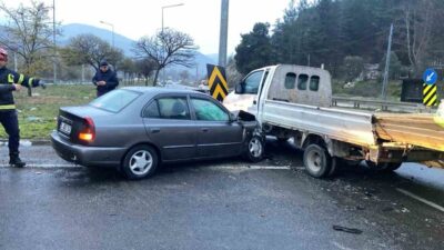 Bilecik’te meydana gelen trafik kazasında, otomobil ile kamyonet çarpıştı ve