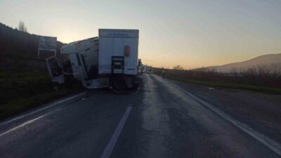 Bilecik’in Osmaneli ilçesinde meydana gelen trafik kazasında tır sürücüsü hafif