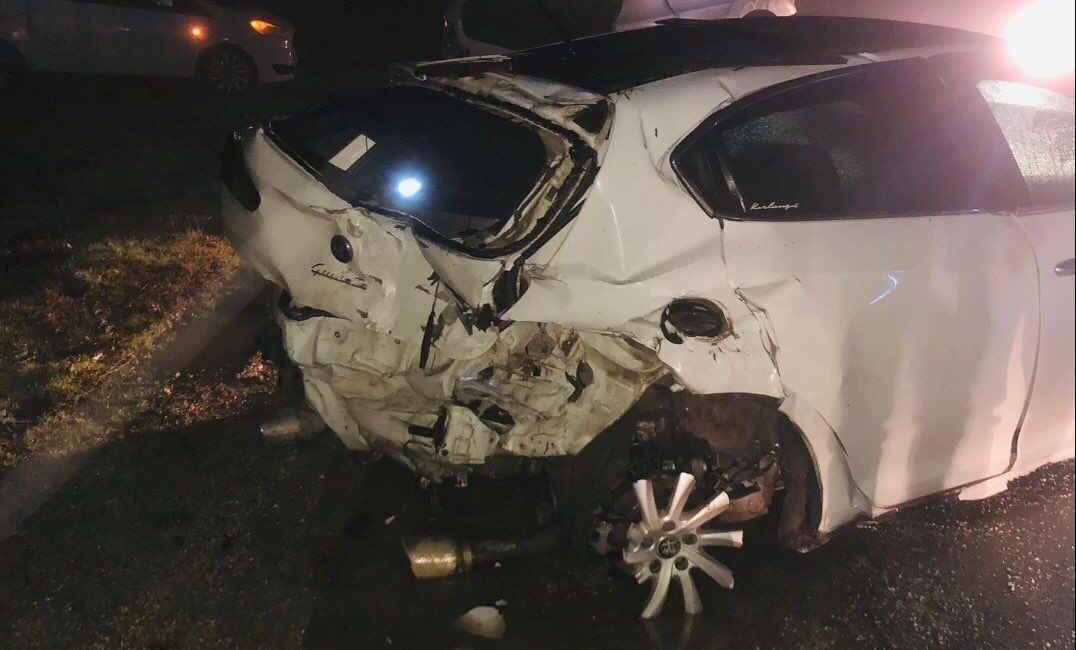 Söğüt ilçesinde meydana gelen trafik kazasında, ıslak yolun etkisiyle otomobil