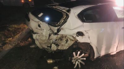 Söğüt ilçesinde meydana gelen trafik kazasında, ıslak yolun etkisiyle otomobil