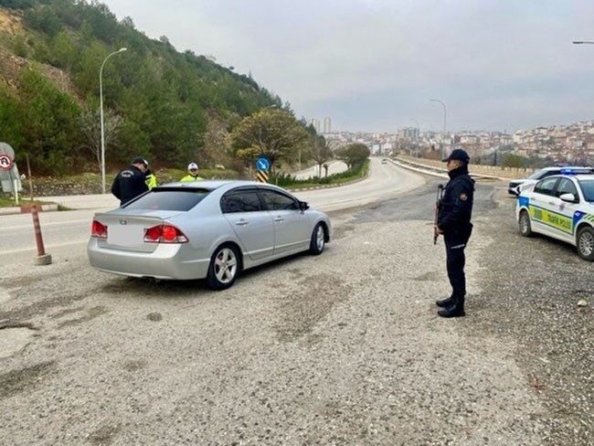 Bilecik’te gerçekleştirilen yol kontrolü uygulamasında yasal olarak ülkede bulunma hakkı
