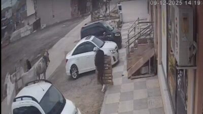 Eskişehir’de bir binanın önünden eşya alırken uyarılan ve kaçan kişiler,