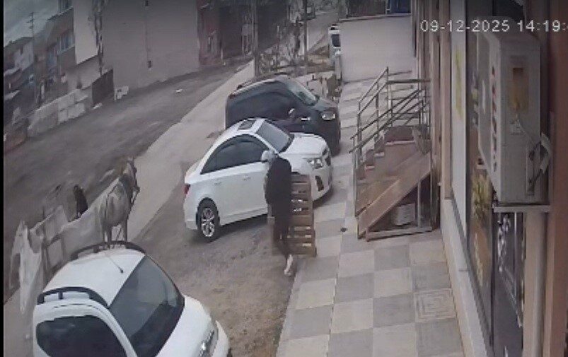 Eskişehir’de bir binanın önünden eşya alırken uyarılan ve kaçan kişiler,