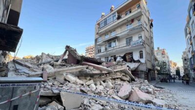 Mersin’de bir binanın yıkımı sırasında komşu binada meydana gelen hasar