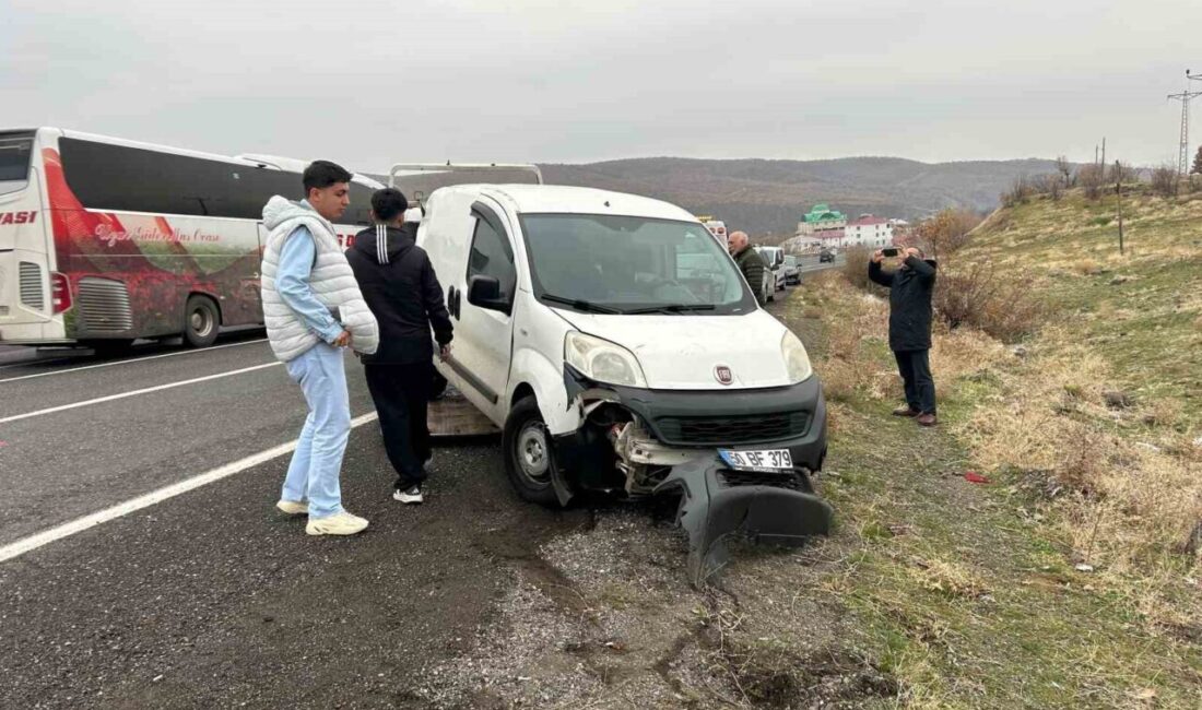 Bingöl ilinde meydana gelen trafik kazasında, hafif ticari aracın bir