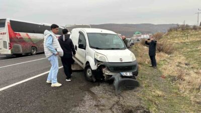 Bingöl ilinde meydana gelen trafik kazasında, hafif ticari aracın bir