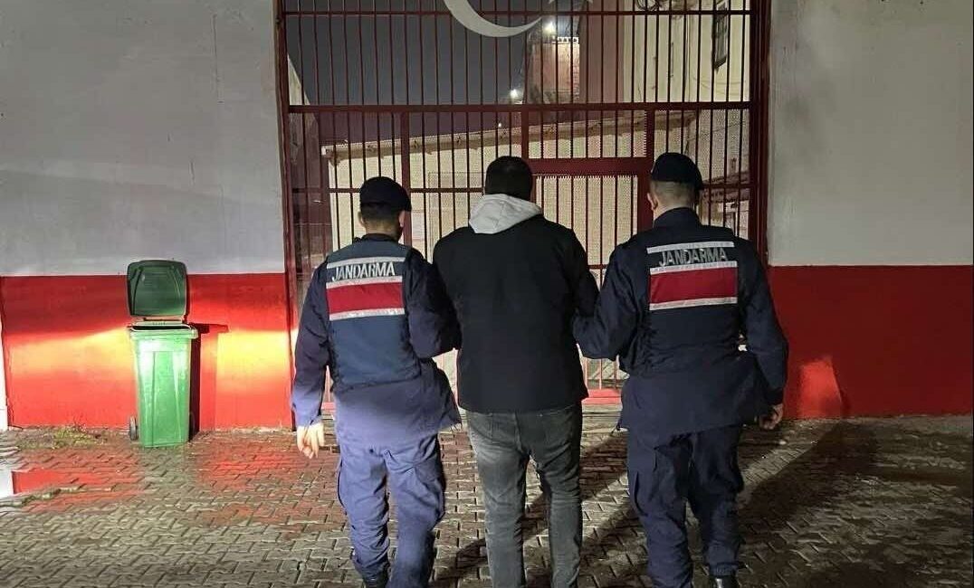 Aydın’ın Efeler ilçesinde, define aramak amacıyla kaçak kazı yapan bir