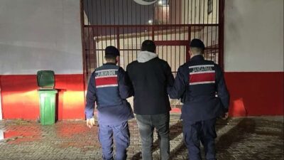Aydın’ın Efeler ilçesinde, define aramak amacıyla kaçak kazı yapan bir