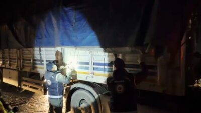 Bitlis’te, güvenlik güçleri tarafından tespit edilen bir organizatör eşliğinde tır