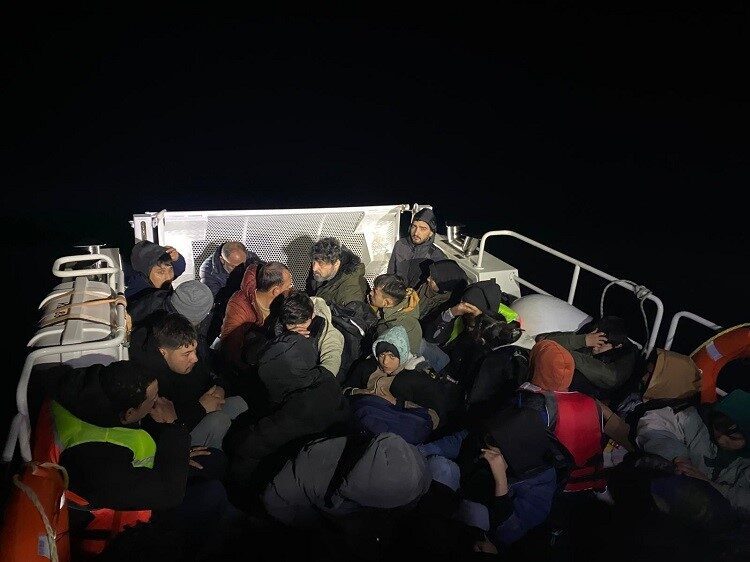 Muğla’nın Bodrum ilçesi açıklarında, Sahil Güvenlik ekipleri tarafından bir lastik