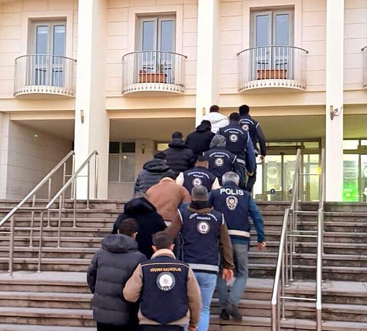 Bodrum ilçesinde faaliyet gösteren kaçak göçmen çetesi, düzensiz göçmenleri yasa