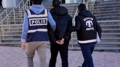 Bodrum ilçesinde polisi kendisini durdurmak isteyen sivil trafik ekiplerini sürükleyerek