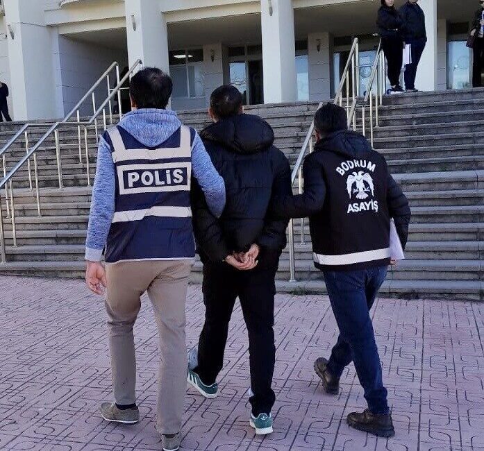 Bodrum ilçesinde polisi kendisini durdurmak isteyen sivil trafik ekiplerini sürükleyerek