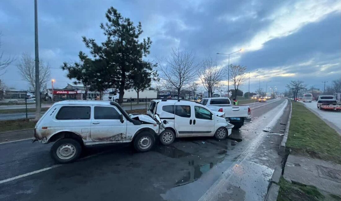D-100 karayolunun Bolu geçişinde meydana gelen zincirleme trafik kazasında 4