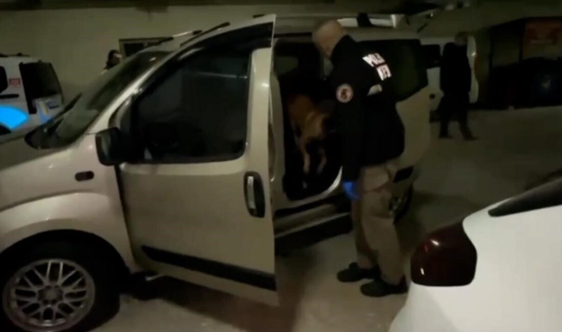 Bolu’da gerçekleştirilen operasyonda, polis ekipleri tarafından hafif ticari aracın kapı