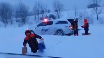 Gerede ilçesinde etkili olan şiddetli kar yağışı nedeniyle tır makaslamaları