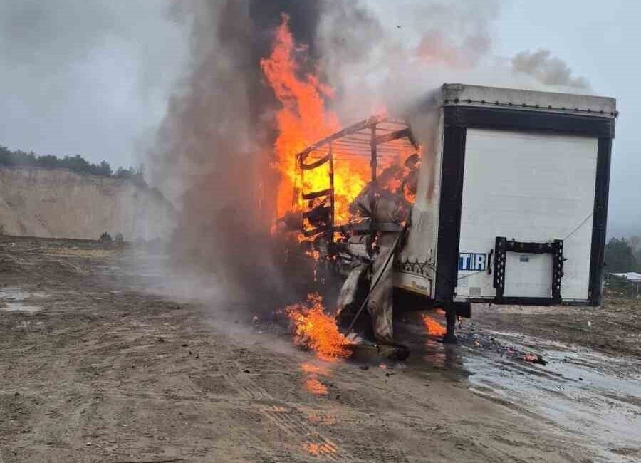 Bolu’da, Bürnük köyündeki çöp döküm sahasında kağıt yüklü bir tırın