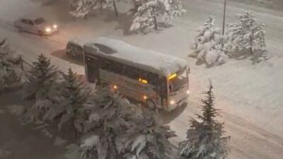 Bolu şehir merkezinde etkisini artıran yoğun kar yağışı nedeniyle yaşam