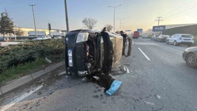 Bolu’da meydana gelen trafik kazasında bir otomobil, D-100 kara yolunda