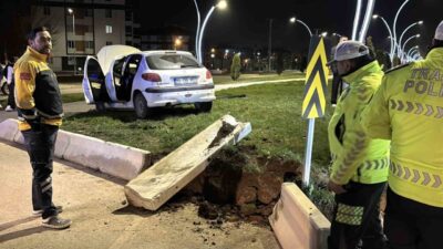 Bolu’da bir otomobilin kontrolden çıkarak refüje çarpması sonucu meydana gelen
