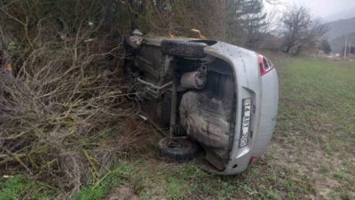 Bir kadın sürücü, Bolu’nun Mudurnu ilçesinde aracının hakimiyetini kaybederek takla