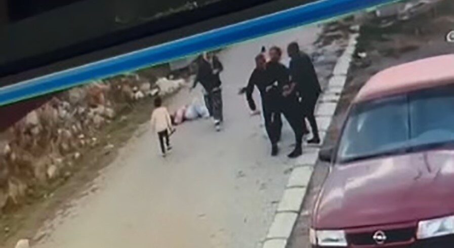 Yozgat’ın Çekerek ilçesinde, bir kişi boşanma sürecindeki eşini bıçaklayarak yaraladı.