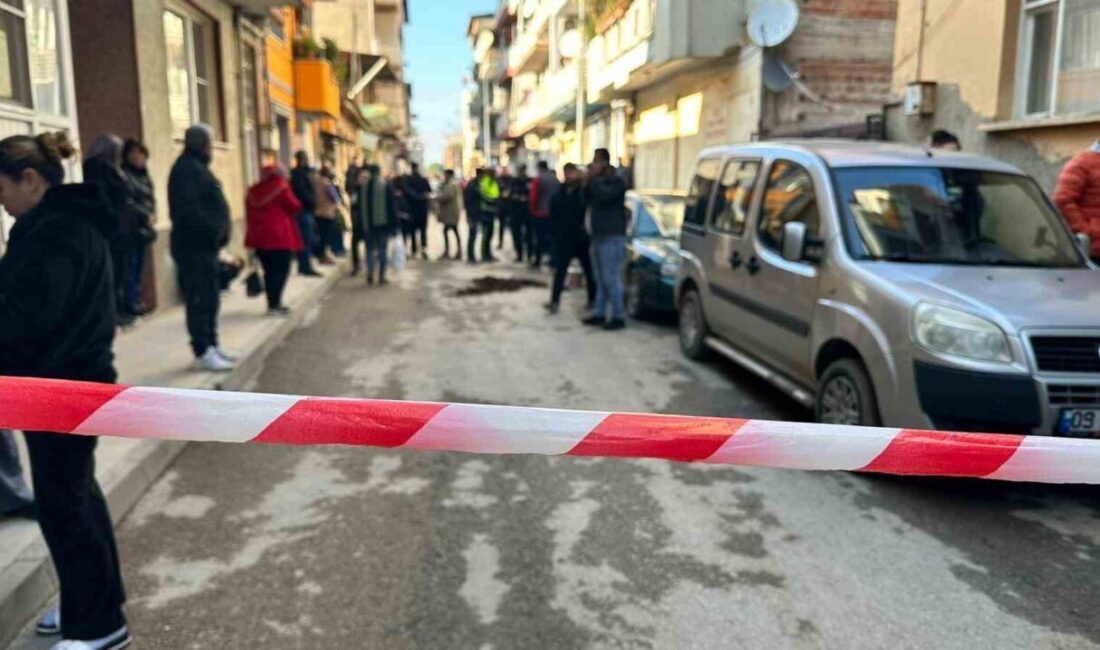 Manisa’nın Alaşehir ilçesinde, boşanma sürecinde olan eşi tarafından sokak ortasında