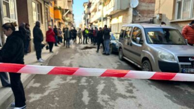 Manisa’nın Alaşehir ilçesinde, boşanma sürecinde olan eşi tarafından sokak ortasında