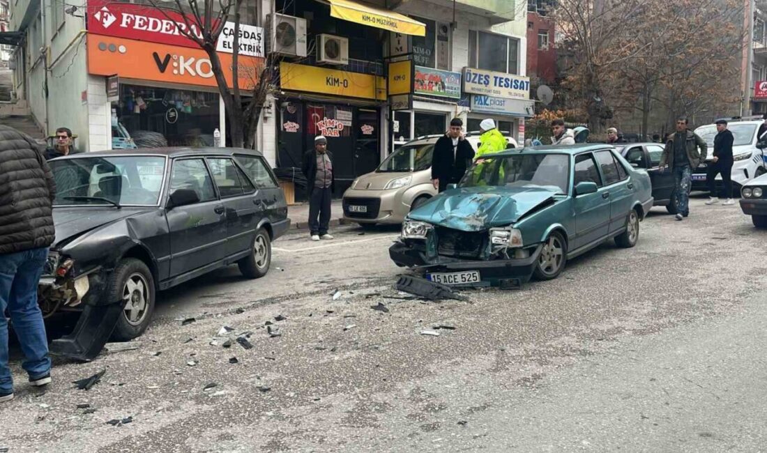 Burdur ilinde meydana gelen trafik kazasında, 2 otomobil çarpıştı ve