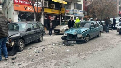 Burdur ilinde meydana gelen trafik kazasında, 2 otomobil çarpıştı ve